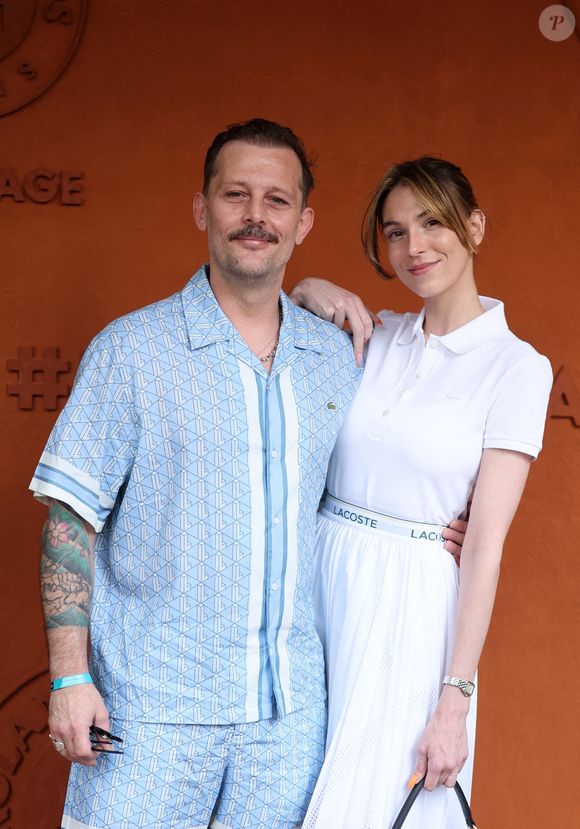 Nicolas Duvauchelle et sa femme Chloé Roy (Anne-Charlotte Rio) au village lors des Internationaux de France de Tennis de Roland Garros 2025, à Paris, France, le 6 juin 2025. © Jacovides-Moreau/Bestimage