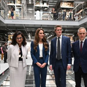 Accompagnés des personnes travaillant sur place, elle a découvert le lieu et les oeuvres d'art exposées gratuitement

Catherine Kate Middleton, princesse de Galles, est en visite à la V&A East Storehouse à Londres le 10 juin 2025

© Eddie Mulholland / Pool / Burton via Bestimage