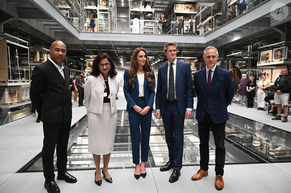 Accompagnés des personnes travaillant sur place, elle a découvert le lieu et les oeuvres d'art exposées gratuitement

Catherine Kate Middleton, princesse de Galles, est en visite à la V&A East Storehouse à Londres le 10 juin 2025

© Eddie Mulholland / Pool / Burton via Bestimage