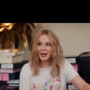 Elle évoque une période difficile et un fort isolement.

Kylie Minogue dans les coulisses de la série documentaire Netflix. Backgrid UK/ Bestimage