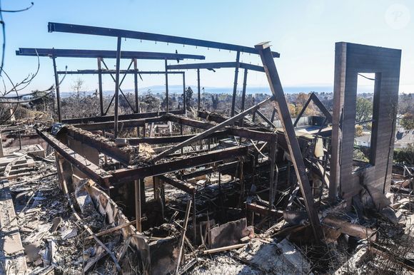 Quatre mois après les incendies qui ont ravagé Los Angeles et sa maison de Pacific Palisades, une nouvelle étape va être franchie
Après les incendies dévastateurs du 7 janvier 2025, les habitants d'Altadena (Calfiornie) tentent de prendre un nouveau départ, à l'instar du couple belge Nicolas Husson et Catherine De Pauw, résidant aux Etats-Unis depuis 24 ans dont 18 ans passés à Los Angeles. Le 12 janvier 2025. 
© Pieter-Jan Vanstockstraeten / Bestimage