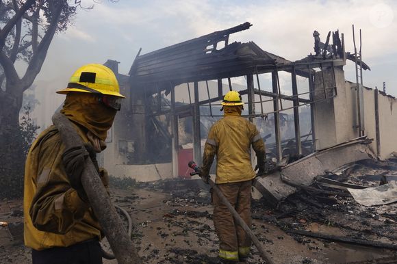 De nombreuses célébrités ont tout perdu comme Laeticia Hallyday, Patrick Bruel, Adam Brody et Leighton Meester, ou encore Paris Hilton. 

Les pompiers tentent de contrôler les incendies de Los Angeles.