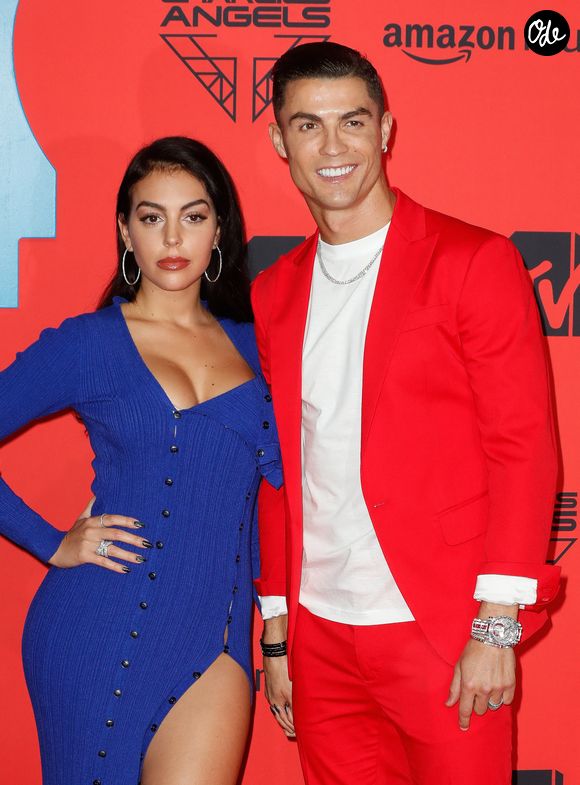 Et les amoureux ont opté pour la discrétion avec une cérémonie civile privée organisée à Cascais, une charmante ville côtière près de Lisbonne au Portugal, selon la BBC.

Cristiano Ronaldo et sa compagne Georgina Rodriguez à la soirée MTV European Music Awards 2019 (MTV EMA's) au FIBES Conference and Exhibition Centre à Séville en Espagne, le 3 novembre 2019
Bestimage