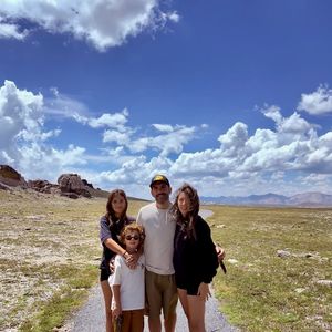 "C’est délicat pour moi d’y aller en pleine saison en France. Mais j’ai la chance de pouvoir le faire à l’étranger." 

Laurent Ournac en vacances aux Etats-Unis avec sa femme Ludivine. Photo partagée sur Instagram par l'acteur en juillet 2026.