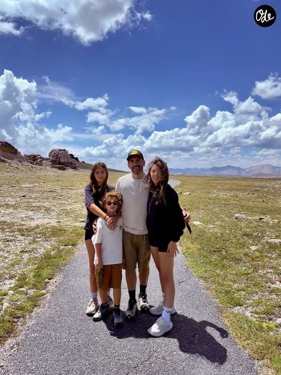 "C’est délicat pour moi d’y aller en pleine saison en France. Mais j’ai la chance de pouvoir le faire à l’étranger." 

Laurent Ournac en vacances aux Etats-Unis avec sa femme Ludivine. Photo partagée sur Instagram par l'acteur en juillet 2026.