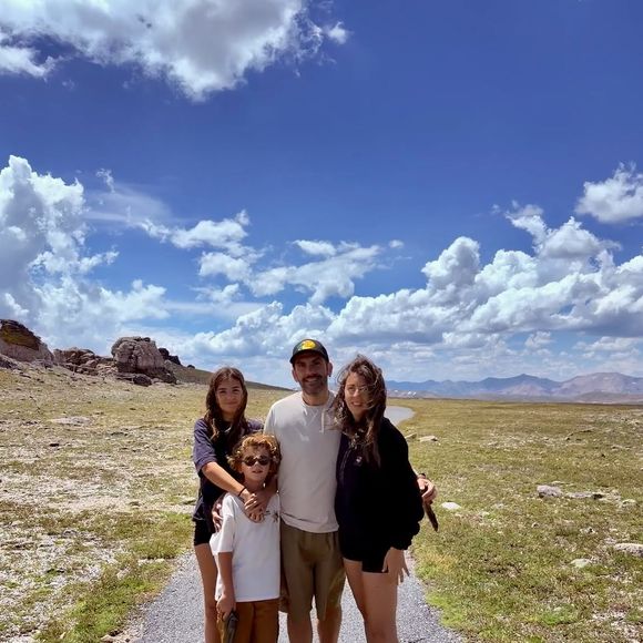 "C’est délicat pour moi d’y aller en pleine saison en France. Mais j’ai la chance de pouvoir le faire à l’étranger." 

Laurent Ournac en vacances aux Etats-Unis avec sa femme Ludivine. Photo partagée sur Instagram par l'acteur en juillet 2026.