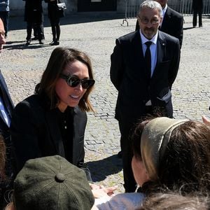 À l’issue de la cérémonie, les participants sont sortis très émus, la plupart en silence et le visage fermé. 

Laura Smet - Sorties des obsèques de Nathalie Baye en l'église Saint-Sulpice à Paris le 24 avril 2026. © Lionel Urman / Bestimage