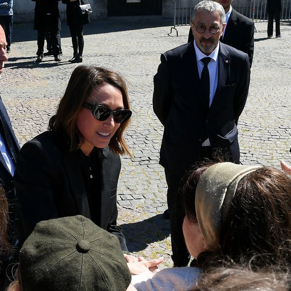 À l’issue de la cérémonie, les participants sont sortis très émus, la plupart en silence et le visage fermé. 

Laura Smet - Sorties des obsèques de Nathalie Baye en l'église Saint-Sulpice à Paris le 24 avril 2026. © Lionel Urman / Bestimage
