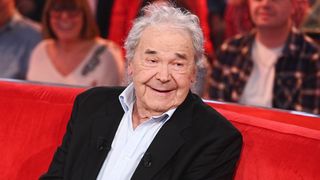 À 92 ans, Pierre Perret a parcouru 120 km pour un événement qui lui tient à cœur dans le Val-d’Oise : il apparaît souriant et en pleine forme !