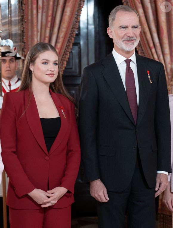 La princesse Leonor, Le roi Felipe VI d'Espagne - Réception au Palais Royal à Madrid, après la remise de l'Ordre de la Toison d'or à la reine émérite, le 21 novembre 2025. La reine a été décorée pour "son dévouement et son engagement au service de l'Espagne et de la Couronne". F.González, M.Herrero y Rodríguez de Miñón et M.Roca i Junyent ont également été distingués.

Photo : LALO YASKY / BESTIMAGE