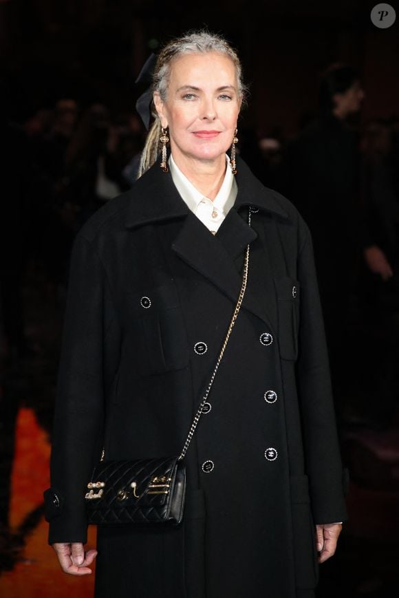 Une occasion pour tout le monde d'admirer ses tresses poivre et sel qui ont séduit les photographes

Carole Bouquet - Célébrités au Défilé Chanel, Collections Prêt-à-porter Printemps / Eté 2026, dans le cadre de la Fashion Week de Paris. Au Grand Palais à Paris, France, le 06 Octobre 2025. 

© Bertrand Rindoff / Bestimage