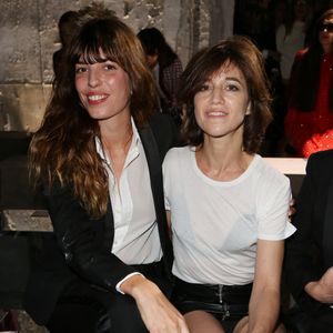 Lou Doillon et Charlotte Gainsbourg assistent au défilé Saint Laurent dans le cadre de la Fashion Week Paris Ready to Wear Spring/Summer 2017 le 27 septembre 2016 à Paris, France. Photo par Jerome Domine /ABACAPRESS.COM