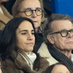 Franck Dubosc avec sa femme Danièle et leur fils - Célébrités dans les tribunes lors du match de Ligue des Champions entre le Paris Saint Germain contre Tottenham Hotspur Football Club (5-3) au Parc des Princes à Paris le 26 novembre 2025. © Cyril Moreau/Bestimage