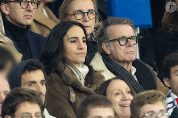 Franck Dubosc avec sa femme Danièle et leur fils - Célébrités dans les tribunes lors du match de Ligue des Champions entre le Paris Saint Germain contre Tottenham Hotspur Football Club (5-3) au Parc des Princes à Paris le 26 novembre 2025. © Cyril Moreau/Bestimage