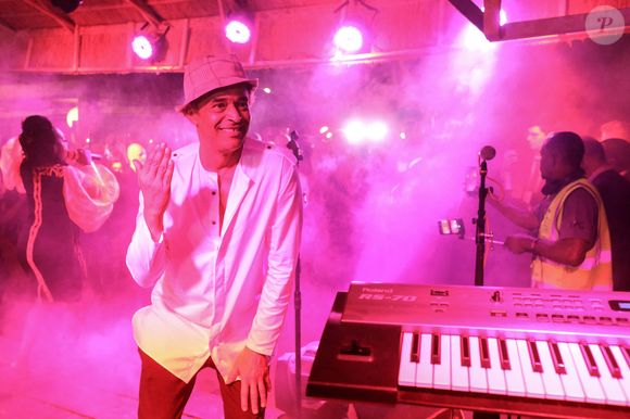 Dans ce domaine, "chacune de ces chambres porte le nom d’un petit-fils du clan", a expliqué Yannick Noah à "Jeune Afrique".

Yannick Noah  au village Noah, le 26 juillet 2022. © Stéphane Lemouton/Bestimage