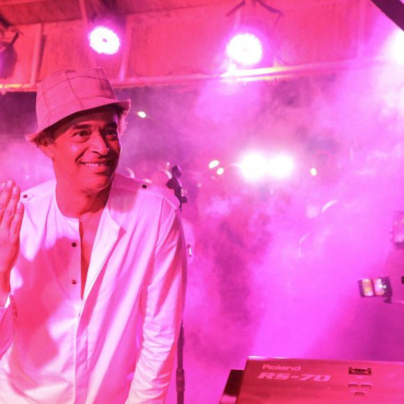 Dans ce domaine, "chacune de ces chambres porte le nom d’un petit-fils du clan", a expliqué Yannick Noah à "Jeune Afrique".

Yannick Noah  au village Noah, le 26 juillet 2022. © Stéphane Lemouton/Bestimage
