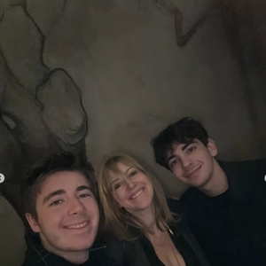S'il est le fils de l'un des plus grands monuments de la chanson française, Patrick Bruel, et de la brillante autrice et réalisatrice Amanda Sthers, Léon a toujours eu à cœur de faire ses preuves par lui-même.
Amanda Sthers avec ses fils Oscar et Léon Bruel sur Instagram