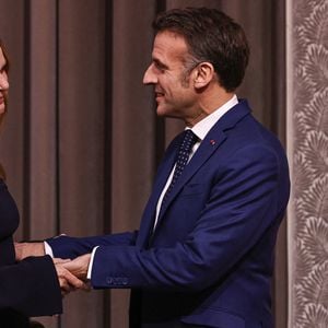 Emmanuel Macron a salué son parcours et son rôle dans la transformation de l’industrie de la mode vers plus de durabilité.

Stella McCartney, Emmanuel Macron - La créatrice S.McCartney est faite Chevalier de la Légion d'honneur par le président français E.Macron au palais de l'Elysée à Paris, le 5 mars 2026, lors de la Fashion Week à Paris. Cette distinction salue son parcours ainsi que son engagement dans l'univers de la création et de la mode.