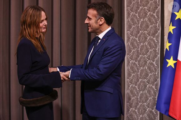 Emmanuel Macron a salué son parcours et son rôle dans la transformation de l’industrie de la mode vers plus de durabilité.

Stella McCartney, Emmanuel Macron - La créatrice S.McCartney est faite Chevalier de la Légion d'honneur par le président français E.Macron au palais de l'Elysée à Paris, le 5 mars 2026, lors de la Fashion Week à Paris. Cette distinction salue son parcours ainsi que son engagement dans l'univers de la création et de la mode.