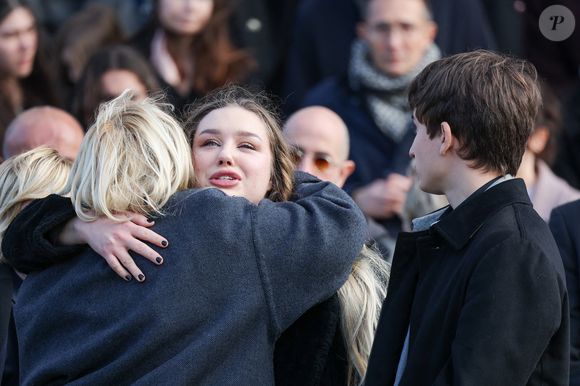 Milla Savarese, la fille de la défunte, Maël Ferracci, le beau-fils de l'actrice à la sortie des obsèques d'Emilie Dequenne au cimetière Père Lachaise à Paris, France, le 26 mars 2025. © Cyril Moreau/Bestimage