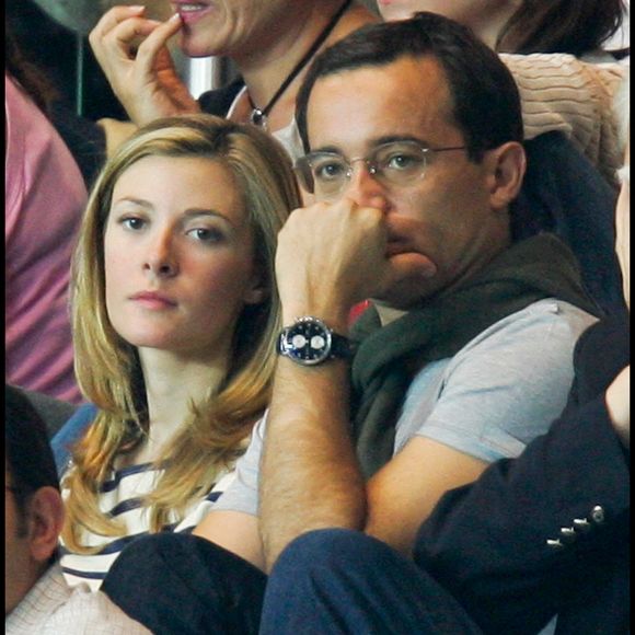 En effet, après s'être battue contre la première épouse de l'animateur, elle tente désormais d'obtenir gain de cause contre le fisc.

Jean-Luc Delarue et Elisabeth Bost au Parc des Princes lors d'un Classico PSG / OM © Guillaume Gaffiot Bestimage
