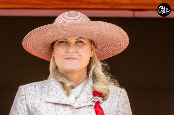 Les médecins ne lui ont donné qu'un an à vivre si une greffe des poumons n'a pas lieu. La princesse est sur liste d'attente pour en recevoir une.

Oslo, NORVÈGE  Des membres de la famille royale norvégienne sont aperçus au balcon du Palais royal lors des célébrations de la fête nationale à Oslo, en Norvège. Backgrid USA / Bestimage
 


Sur la photo : la princesse héritière Mette-Marit (La princesse Mette-Marit de Norvège)