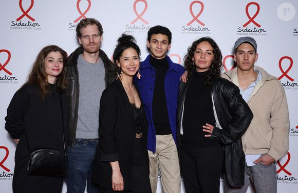 Gaela le Devehat, Constantin Balsan, Randiane Naly, Lucas Ivoula, Marie Fevre et Mateo Paitel de la série 'Un si grand soleil' - Photocall de la soirée de lancement du "Sidaction" au théâtre Edouard VII à Paris le 4 mars 2024. © Denis Guignebourg/Bestimage