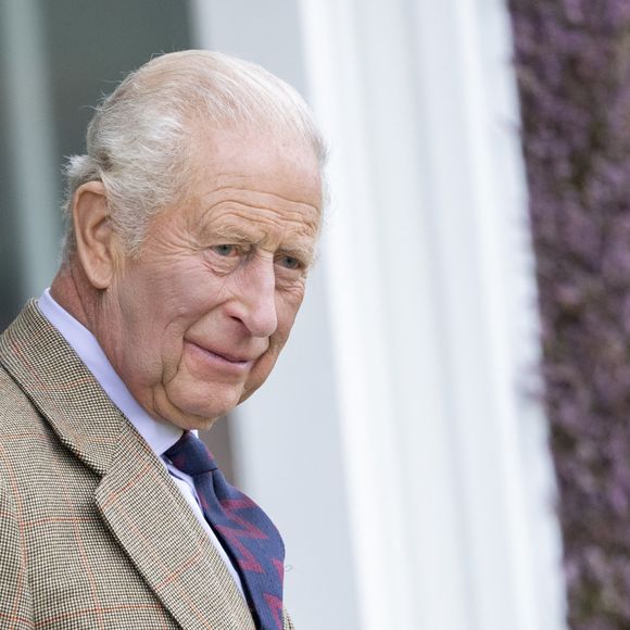 Buckingham Palace a répondu aux accusations formulées contre le roi.

Le roi Charles III et la reine Camilla arrivent pour le traditionnel Braemar Gathering, organisé à Braemar, en Écosse, au Royaume-Uni.
GOFF  / BESTIMAGE