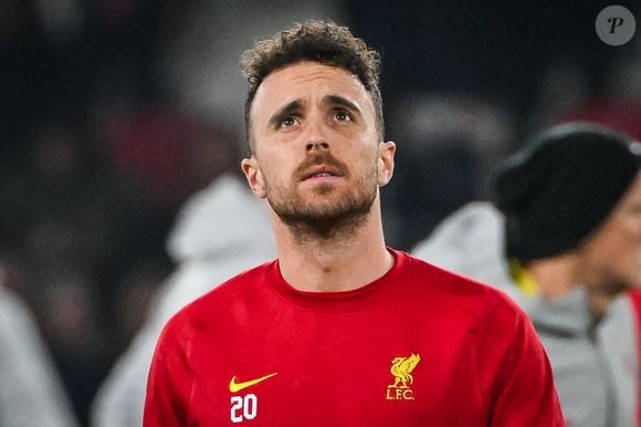 Parmi les photos partagées par Rute Cardoso, on voit leurs mains, portant leurs bagues de mariage. On voit aussi le couple danser, lors de la soirée qui a suivi leur union officielle.

Diogo Jota lors du match entre Liverpool et le PSG, le 5 mars 2025, à Paris, au Parc des Princes. © Matthieu Mirville/ZUMA Press Wire