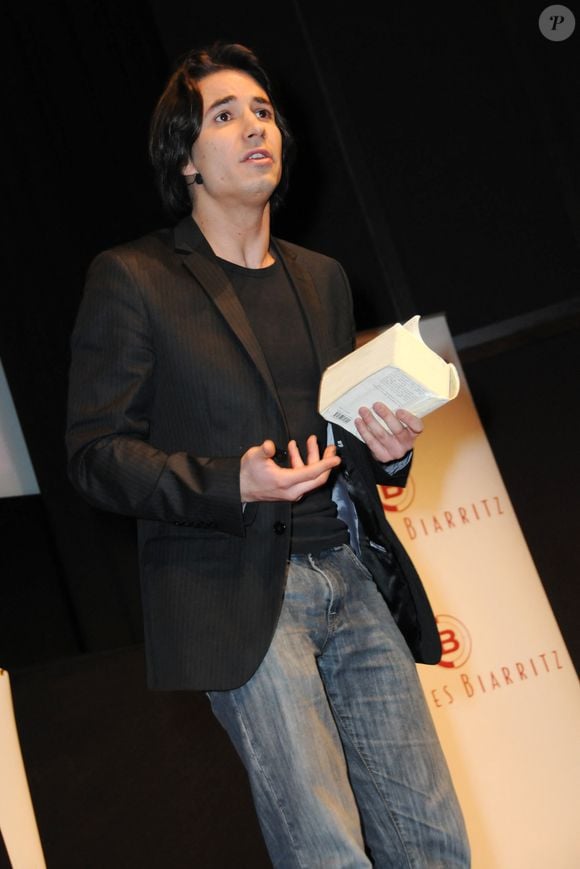 L'acteur Jeremy Ferrari joue une partie de son spectacle 'Allelujah Bordel' lors de la cinquième cérémonie des 'Trophees Jeunes Talents' qui se tient au théâtre Elysées Biarritz à Paris, France, le 12 février 2010. Photo par Mireille Ampilhac/ABACAPRESS.COM
