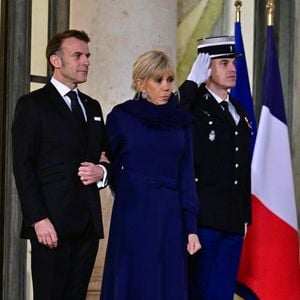 Le président Emmanuel Macron et sa femme Brigitte Macron - Le président de la République française et sa femme accueillent le premier ministre de la Croatie et sa femme au palais de l'Elysée à Paris le 8 décembre 2025.

© Christian Liewig / Bestimage