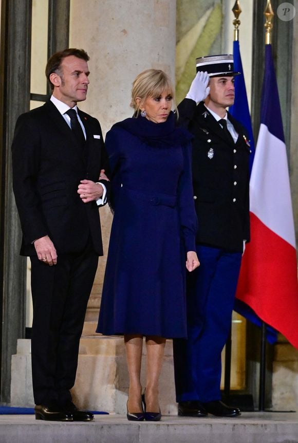 Le président Emmanuel Macron et sa femme Brigitte Macron - Le président de la République française et sa femme accueillent le premier ministre de la Croatie et sa femme au palais de l'Elysée à Paris le 8 décembre 2025.

© Christian Liewig / Bestimage