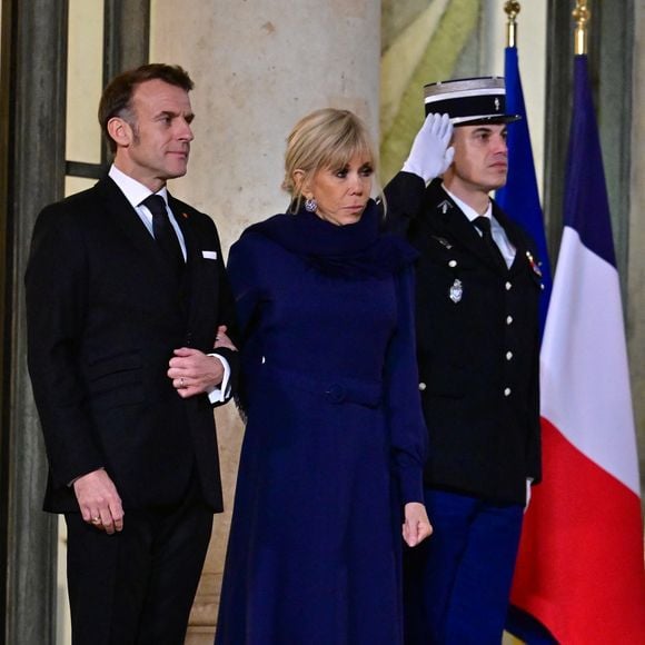 Le président Emmanuel Macron et sa femme Brigitte Macron - Le président de la République française et sa femme accueillent le premier ministre de la Croatie et sa femme au palais de l'Elysée à Paris le 8 décembre 2025.

© Christian Liewig / Bestimage