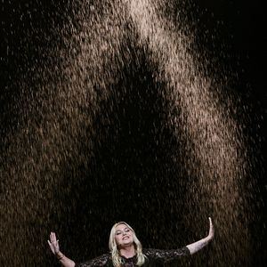 17 mai 2025, Suisse, Bâle : la Française Louane, avec sa chanson « Maman », se produit lors de la finale du 69e Concours Eurovision de la chanson (ESC 2025) sur la scène de la St. Jakobshalle. Photo : Jens Büttner/dpa/ABACAPRESS.COM
