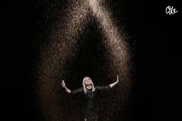 17 mai 2025, Suisse, Bâle : la Française Louane, avec sa chanson « Maman », se produit lors de la finale du 69e Concours Eurovision de la chanson (ESC 2025) sur la scène de la St. Jakobshalle. Photo : Jens Büttner/dpa/ABACAPRESS.COM