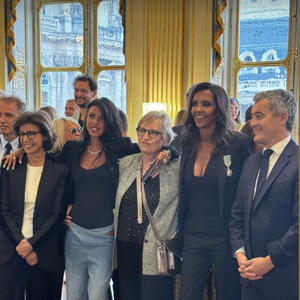 Gad Elmaleh mais aussi Estelle Denis lui ont rendu hommage sur Instagram pour lui faire savoir à quel point ils sont fiers d'elle.  

Karine Le Marchand a reçu des mains de Rachida Dati, la ministre de la Culture, la médaille de Chevalier des Arts et Lettres lundi 22 septembre 2025 à Paris via Instagram @karine.le.marchand