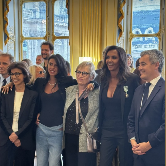 Gad Elmaleh mais aussi Estelle Denis lui ont rendu hommage sur Instagram pour lui faire savoir à quel point ils sont fiers d'elle.  

Karine Le Marchand a reçu des mains de Rachida Dati, la ministre de la Culture, la médaille de Chevalier des Arts et Lettres lundi 22 septembre 2025 à Paris via Instagram @karine.le.marchand