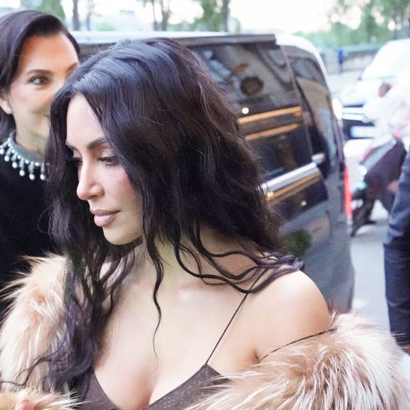 Kim Kardashian et sa mère Kris Jenner vont dîner au restaurant Le Voltaire à Paris le 13 mai 2025
©Backgrid UK/ Bestimage