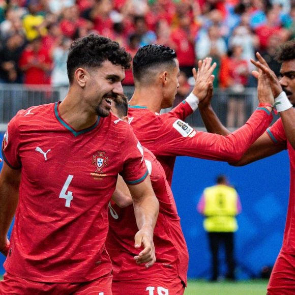 Coupe du monde de football de la FIFA 2026, Groupe K, Match 1, Portugal - RD Congo, le 17 juin 2026 au NRG Stadium de Houston, au Texas. But du 1-0 marqué par João Neves, sur une passe décisive de Cristiano Ronaldo, Pedro Neto, Tomás Araújo et Renato Veiga. Cristiano Ronaldo. Coupe du monde de football de la FIFA 2026, Groupe K, Match 1, Portugal - RD Congo, le 17 juin 2026, au NRG Stadium de Houston, au Texas. But portant le score à 1-0 marqué par João Neves, sur une passe décisive de Cristiano Ronaldo, Pedro Neto, Tomás Araújo et Renato Veiga. Cristiano Ronaldo,detected_source_language Imago/PsnewZ/Bestimage