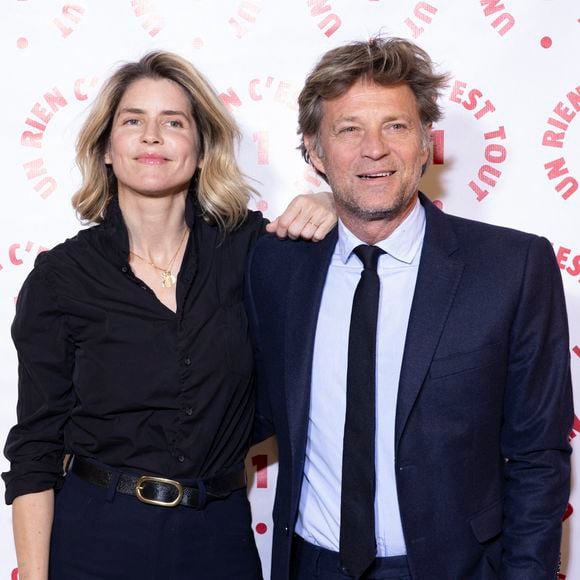 Alice Taglioni, Laurent Delahousse au photocall des invités au dîner de gala de l'association "Un rien c'est tout" au musée de l'armée aux Invalides à Paris le 7 mars 2024.
Un Rien C’est Tout est une association à but non lucratif loi 1901 créée en septembre 2016 et implantée à Bordeaux Depuis 2017, plus de 3,7 millions d’euros de dons collectés pour 270 projets solidaires réalisés, hébergés sous quatre grandes causes : Droit à la dignité, enfance, santé et environnement.
Le principe : proposer aux clients des partenaires de donner un euro ou d'arrondir le prix des achats. Tous ces petits riens permettent de gérer de grands projets.

© Cyril Moreau / Bestimage