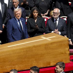 Les dirigeants et les têtes couronnées, venus du monde entier, assistent aux funérailles du pape François sur la place Saint-Pierre au Vatican à Rome, le 26 avril 2025.© Zuma Press / Bestimage