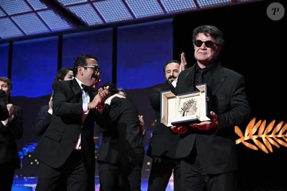 Le réalisateur, scénariste et producteur iranien Jafar Panahi célèbre sur scène après avoir remporté la Palme d'Or pour le film "Un simple accident" lors de la cérémonie de clôture de la 78e édition du Festival de Cannes à Cannes, France, le 24 mai 2025. Photo de David Niviere/ABACAPRESS.COM