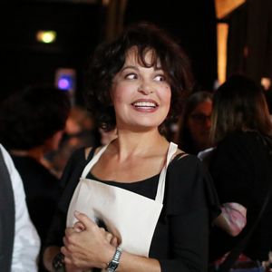Exclusif - Isabelle Mergault en backstage - Enregistrement de la pièce de théâtre "On refait le boulevard" au théâtre de la porte Saint-Martin à Paris, France, le 10 octobre 2016 pour une diffusion le vendredi 21 octobre à 20h55 sur France 3. Sur les planches du théâtre de la Porte-Saint-Martin, de grands comédiens français du théâtre ou du cinéma ré-interpréteront à leur manière les scènes cultes des plus grandes pièces de boulevard, de "Oscar" à "Joyeuses Pâques", en passant par "La Cage aux Folles", "Le dîner de cons", "Treize à table ou encore "Nuit d'ivresse". L'occasion de raconter l'histoire du théâtre comique entre les années 1950 et 1990, mise en scène par Pierre Palmade. © Gouhier-Jacovides/Bestimage