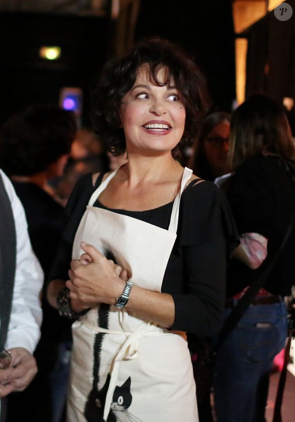 Exclusif - Isabelle Mergault en backstage - Enregistrement de la pièce de théâtre "On refait le boulevard" au théâtre de la porte Saint-Martin à Paris, France, le 10 octobre 2016 pour une diffusion le vendredi 21 octobre à 20h55 sur France 3. Sur les planches du théâtre de la Porte-Saint-Martin, de grands comédiens français du théâtre ou du cinéma ré-interpréteront à leur manière les scènes cultes des plus grandes pièces de boulevard, de "Oscar" à "Joyeuses Pâques", en passant par "La Cage aux Folles", "Le dîner de cons", "Treize à table ou encore "Nuit d'ivresse". L'occasion de raconter l'histoire du théâtre comique entre les années 1950 et 1990, mise en scène par Pierre Palmade. © Gouhier-Jacovides/Bestimage