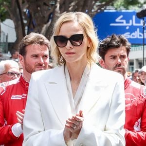 Le prince Albert II et la princesse Charlène de Monaco sur la grille de départ du E-Prix de Monaco du Championnat du monde FIA de Formule E 2026 sur le circuit de Monaco à Monte-Carlo, Monaco, le 17 mai 2026. En présence de Alberto Longo, directeur général adjoint et responsable du championnat de Formule E, Alejandro Agag, président de la Formule E, Mike Fries, PDG de Liberty Global, Jeff Dodds, PDG de la Formule E, et Marek Nawarecki, directeur sportif de la FIA. 
© Claudia Albuquerque/Bestimage