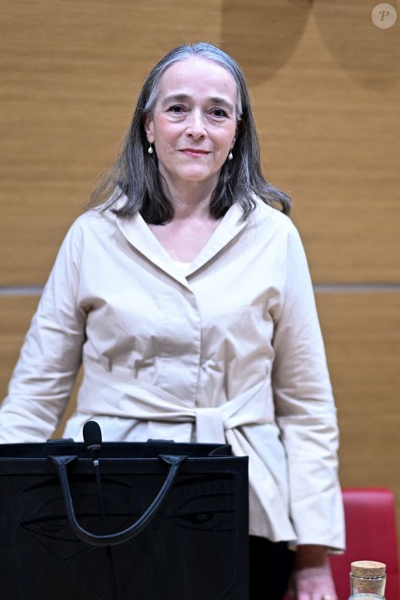 Toutefois, cette part variable pouvant atteindre 78 000 € dépend, en réalité, de critères de performance précis. Vu l'état des comptes, cette prime peut donc ne pas être versée.

Delphine Ernotte lors d'une audition devant la Commission d'enquête sur la neutralité, le fonctionnement et le financement de l'audiovisuel public à l'Assemblée nationale à Paris, le 8 avril 2026.

© Lionel Urman / Bestimage
