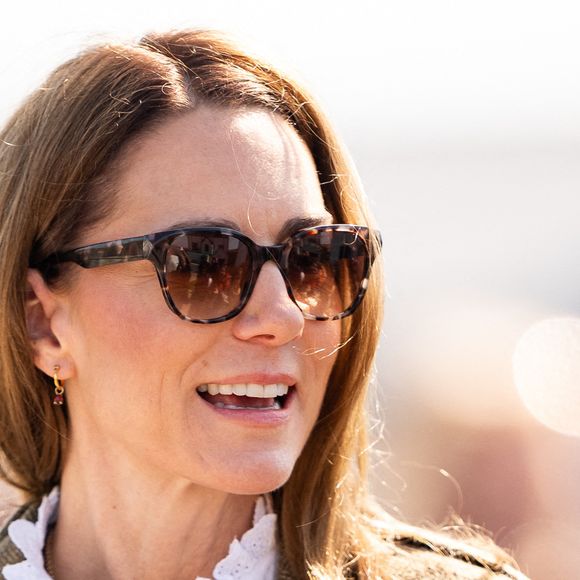 Le prince William et Kate Middleton, connus sous le nom de duc et duchesse de Rothesay lorsqu'ils sont en Écosse, rencontrent les responsables du service public de ferry ainsi que les membres de la communauté qui l'utilisent avant de prendre le ferry pour traverser l'eau jusqu'à l'île d'Iona, le dernier jour de la visite royale sur l'île de Mull, au Royaume-Uni, le 30 avril 2025. Photo par PA Photos/ABACAPRESS.COM