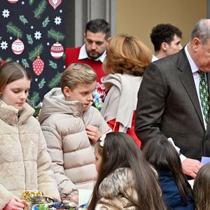 Le prince Albert II de Monaco, la princesse Charlene et leurs enfants la princesse Gabriella et le prince héréditaire Jacques ont accueilli les enfants monégasque pour le traditionnel arbre de Noël du Palais à Monaco, le 17 décembre 2025. © Bruno Bebert/Bestimage