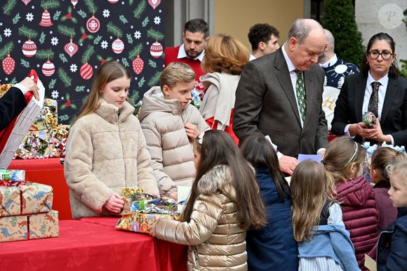 Le prince Albert II de Monaco, la princesse Charlene et leurs enfants la princesse Gabriella et le prince héréditaire Jacques ont accueilli les enfants monégasque pour le traditionnel arbre de Noël du Palais à Monaco, le 17 décembre 2025. © Bruno Bebert/Bestimage