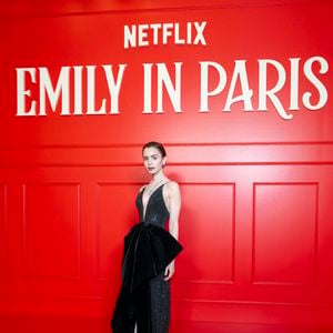 Il n'aura pas fallu longtemps pour que ces accessoires hybrides et ultra-chics tapent dans l'œil des stylistes les plus pointus. Au point de se retrouver aux poignets des stars d'Emily in Paris. 

Lily Collins lors de la première de la série "Emily in Paris" saison 5 au Grand Rex à Paris le 15 décembre 2025.

© Pierre Perusseau / Bestimage